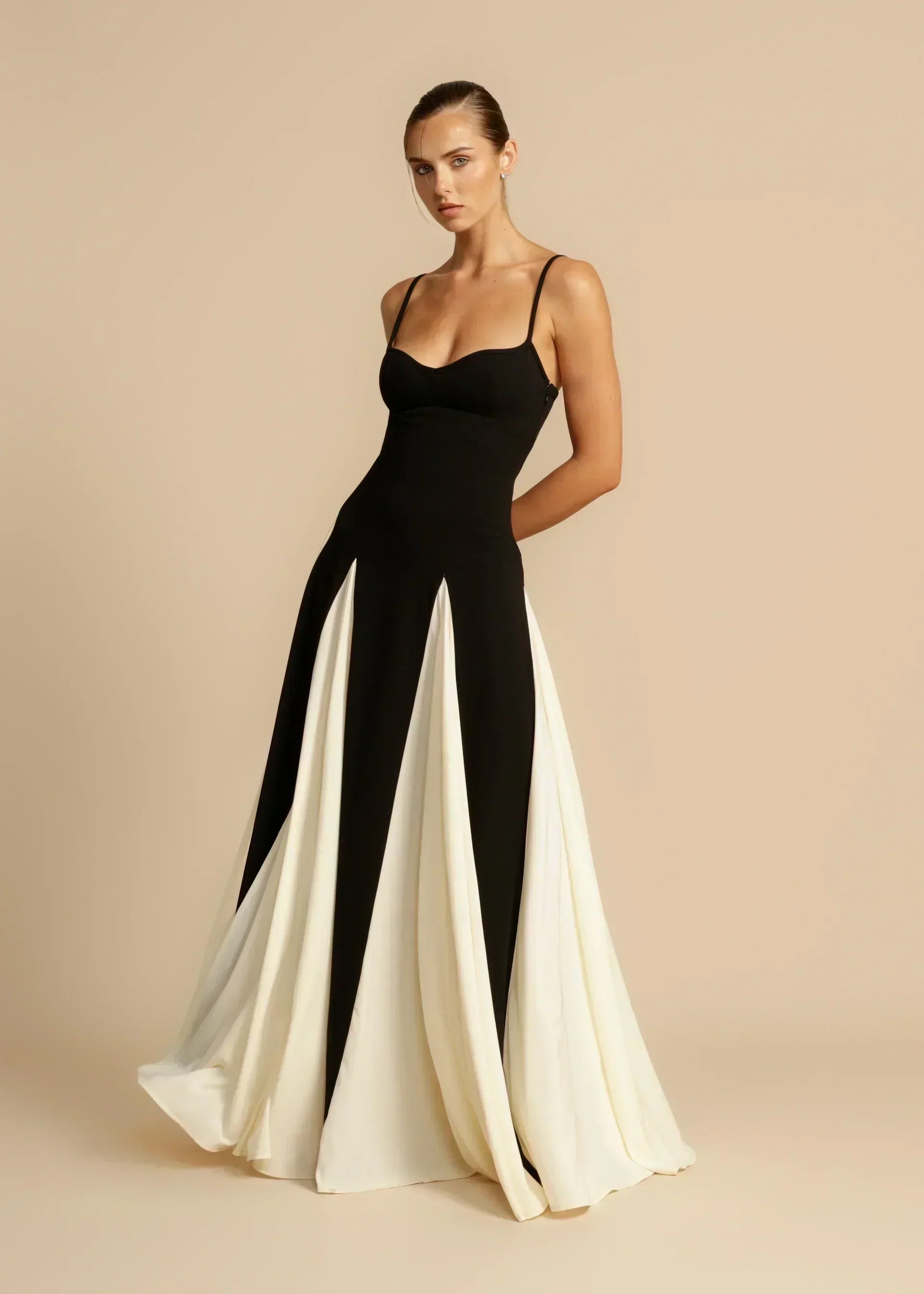 Oshrit™ | Abito Maxi Elegante con Volant a Contrasto